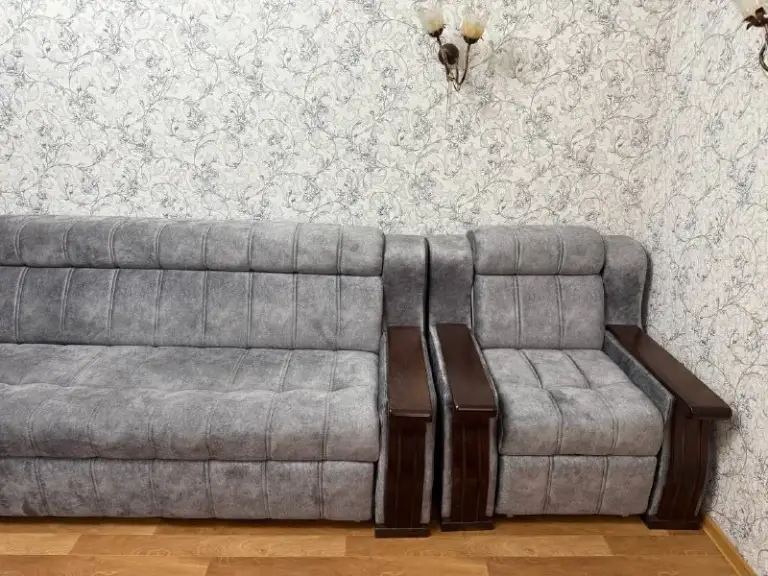 Посуточно двух комнатная квартира, донецк киевский район! Квартира укомплектована всем не обходимым для комфортного проживания! Холодильник, машинка, чайник, микроволновка, пылесос, утюг, телевизор, спальные места ! Постельные принадлежности! Сутки -5 тысяч , бронь по телефону +79495525499! - фотография - 3