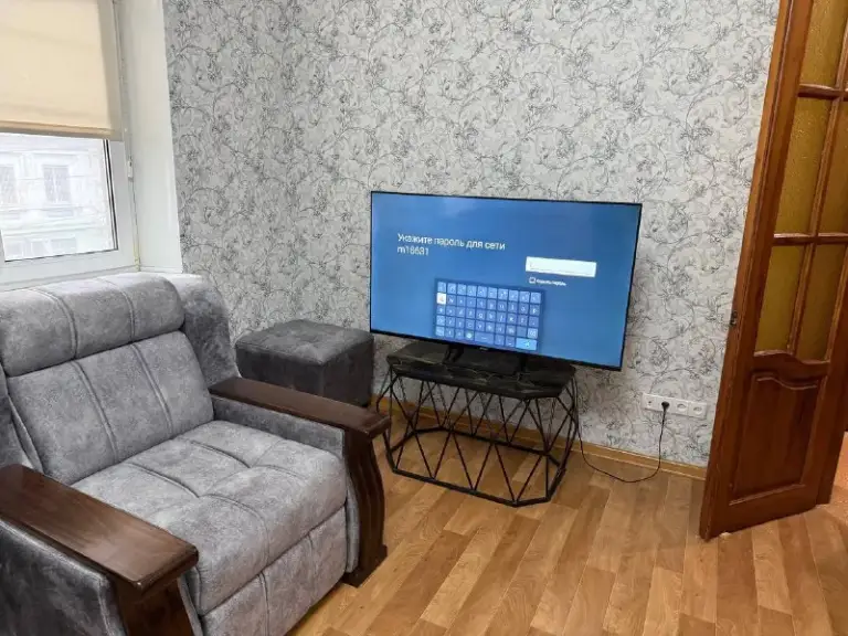 Посуточно двух комнатная квартира, донецк киевский район! Квартира укомплектована всем не обходимым для комфортного проживания! Холодильник, машинка, чайник, микроволновка, пылесос, утюг, телевизор, спальные места ! Постельные принадлежности! Сутки -5 тысяч , бронь по телефону +79495525499! - фотография - 4