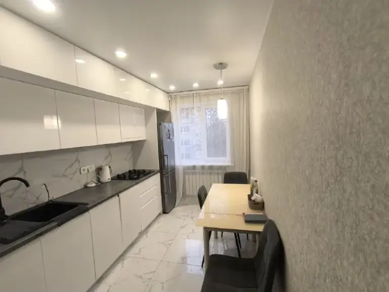 Продам 3х комнатную квартиру
🌇Донецк в ленинском районе,
Улица куприна 34- боссе📍
✅Общая площадь 71 кв. М
✅Комнаты раздельные
✅Большой балкон
✅Квартира теплая
✅Этажность дома 4/9
💦Холодная и горячая вода круглосуточно
🚫Прописанных нет
📑Документы готовы
Собственник в донецке‼️
📍Насыщенная инфраструктура:
- Детские сады; школы;
- Продуктовые магазины; супермаркет, остановки маршрутного такси в шаговой доступности.
💰Цена 8 300 000 руб.
📲☎️+79495138558 Виктория
Подписаться | дать объявление - фотография - 8