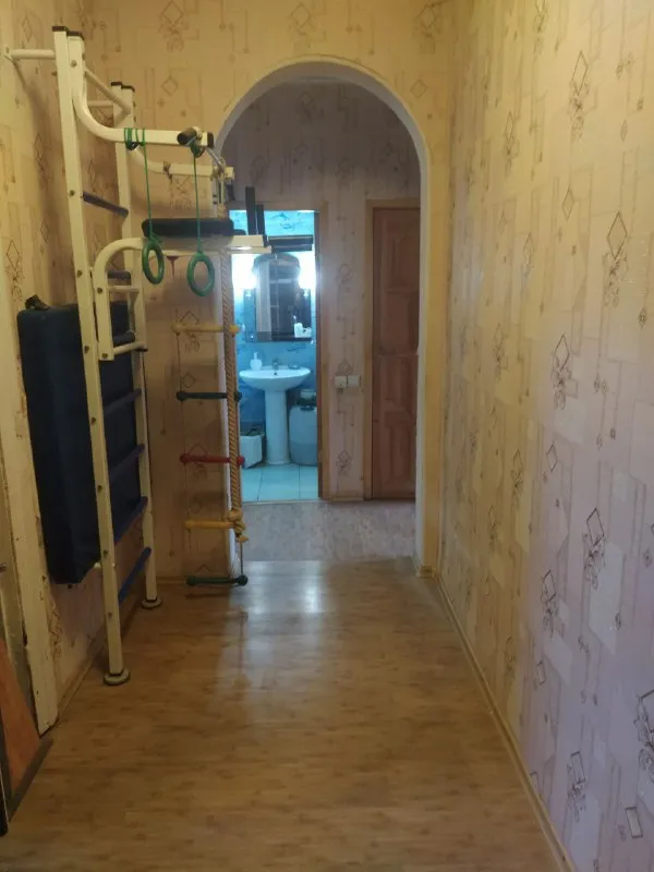 Срочно! Цена снижена!
Продам 2х-комнатную квартиру.

🌆Город донецк, петровский р-н, ул. Родионова. 📍

✅Этаж 2/2
✅S: 50,6/30/6,5 м2.
✅Крыша новая, дом блочный, потолки h= 2,8 м2.
✅Комнаты раздельные, санузел раздельный, состояние жилое, все видно на фото: окна пластиковые фирмы " саламандр", сантехника новая, радиаторы чугунные, турецкие.
📍Все в пешей доступности: 5 мин. До остановки  общественного транспорта, магазинов; 10 мин до рынка, детского садика, школы.
📑 Документы готовы, владелец на сделке.
🔑 Ключи в агентстве, просмотр в любое удобное вас время.

💰Цена 2 500 000 ₽ + агентские.

📲☎+79494706765 Андрей ан

Подписаться | дать объявление - фотография - 1