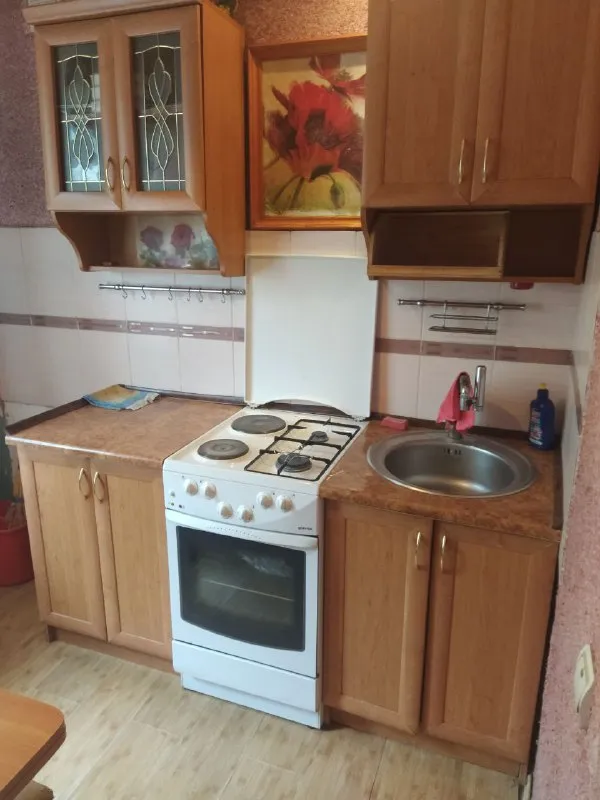 Срочно! Цена снижена!
Продам 2х-комнатную квартиру.

🌆Город донецк, петровский р-н, ул. Родионова. 📍

✅Этаж 2/2
✅S: 50,6/30/6,5 м2.
✅Крыша новая, дом блочный, потолки h= 2,8 м2.
✅Комнаты раздельные, санузел раздельный, состояние жилое, все видно на фото: окна пластиковые фирмы " саламандр", сантехника новая, радиаторы чугунные, турецкие.
📍Все в пешей доступности: 5 мин. До остановки  общественного транспорта, магазинов; 10 мин до рынка, детского садика, школы.
📑 Документы готовы, владелец на сделке.
🔑 Ключи в агентстве, просмотр в любое удобное вас время.

💰Цена 2 500 000 ₽ + агентские.

📲☎+79494706765 Андрей ан

Подписаться | дать объявление - фотография - 7