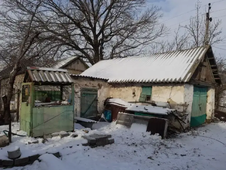 Продается дом в селе обильное, старобешевский район, донецк.

Дом расположен на участке площадью 0.1774 га. Общая площадь дома составляет 61.8 м². Здание требует капитального ремонта.

На участке имеется колодец с технической водой, гараж и хозяйственные постройки. Дом газифицирован, отопление осуществляется с помощью гука. Проведен интернет. Хозблок расположен на улице.

В конце огорода протекает речка, а также вырыта яма с постоянными подземными родниками, которые использовались для полива огорода.

На участке растет молодой сад.

Цена 500 000 рублей. Торг.
+79493631386 - Александр - фотография - 3