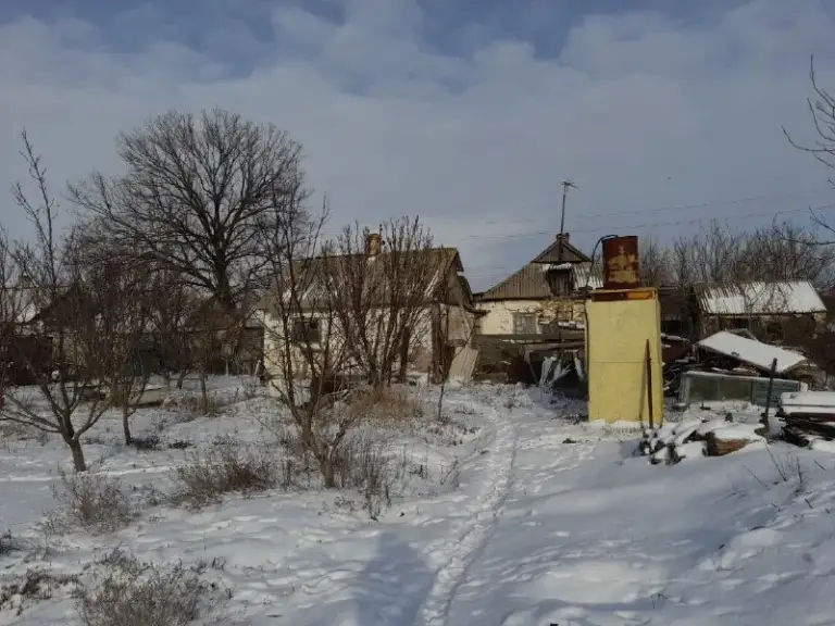 Продается дом в селе обильное, старобешевский район, донецк.

Дом расположен на участке площадью 0.1774 га. Общая площадь дома составляет 61.8 м². Здание требует капитального ремонта.

На участке имеется колодец с технической водой, гараж и хозяйственные постройки. Дом газифицирован, отопление осуществляется с помощью гука. Проведен интернет. Хозблок расположен на улице.

В конце огорода протекает речка, а также вырыта яма с постоянными подземными родниками, которые использовались для полива огорода.

На участке растет молодой сад.

Цена 500 000 рублей. Торг.
+79493631386 - Александр - фотография - 4