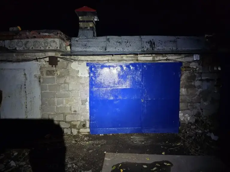 Продам гараж после капитального ремонта в самом центре города донецка - возле парка щербакова, в авто кооперативе шахтер. В кооперативе - вода, охрана - камеры, въезд по пропускам, туалет при въезде, возможность провести интернет прям в бокс. В боксе проведен капитальный ремонт - всё новое - хороший свет, стены утеплены, проводка по госту. В подвале гаража камин, обогревает весь гараж, шашлыки можно жарить прям в гараже. Это и гараж для авто и однокомнатная квартира. Переоформление в правлении кооператива, после в мфц. 800 тысяч рублей. +79490162935.
Телеграмм +79298180564 - фотография - 1