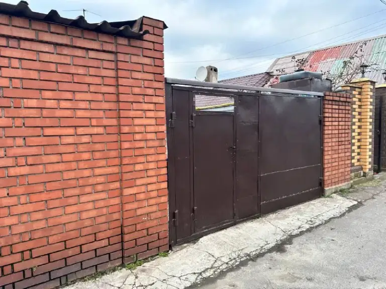 Продаётся уютный жилой дом 🏡
🌇Г. Мариуполь, в ильичёвском районе, улица надгорная 📌
✅Дом площадью 61,9 м2
⛽Проведён газ (обеспечивает экономичное отопление и удобство в быту)
✅Ровный участок
✅Дом в хорошем состоянии, продается с мебелью и техникой
📑 Документы зарегистрированы в ростреестре, готовы к сделке👌 - фотография - 1