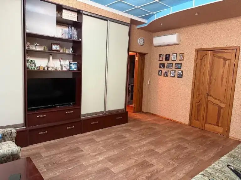 Продам частный дом 🏡
🌇Г. Донецк кировский район ул. Шумана📍
✅Прекрасный дом площадью 87 квадратных метров, расположенный на ухоженном земельном участке в 4.1 сотки
Основные характеристики:
⛽Газификация: в доме имеется подключение к газовой системе, что обеспечивает эффективное отопление и удобное приготовление пищи, и круглосуточную подачу горячей воды.
🅿На территории имеется гараж.
✅Так же на территории расположена баня с бассейном и дополнительно летний бассейн на участке.
✅Дом внесен в реестр, и все документы готовы к продаже, что позволит вам быстро и без лишних хлопот стать его владельцем
💰Стоимость 7 000 000 ₽
📲☎️+7(949)5008465 Стелла
🛫Подписаться | дать объявление
📲Наш max - фотография - 3