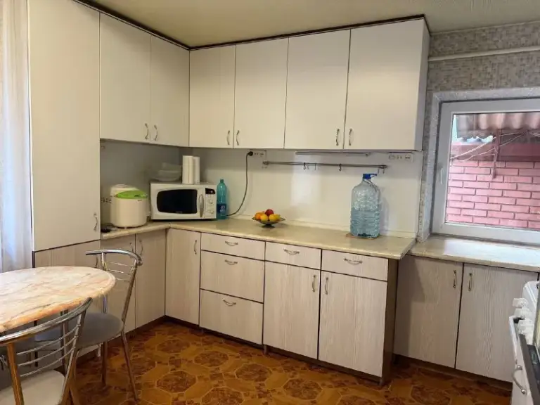 Продам частный дом 🏡
🌇Г. Донецк кировский район ул. Шумана📍
✅Прекрасный дом площадью 87 квадратных метров, расположенный на ухоженном земельном участке в 4.1 сотки
Основные характеристики:
⛽Газификация: в доме имеется подключение к газовой системе, что обеспечивает эффективное отопление и удобное приготовление пищи, и круглосуточную подачу горячей воды.
🅿На территории имеется гараж.
✅Так же на территории расположена баня с бассейном и дополнительно летний бассейн на участке.
✅Дом внесен в реестр, и все документы готовы к продаже, что позволит вам быстро и без лишних хлопот стать его владельцем
💰Стоимость 7 000 000 ₽
📲☎️+7(949)5008465 Стелла
🛫Подписаться | дать объявление
📲Наш max - фотография - 5
