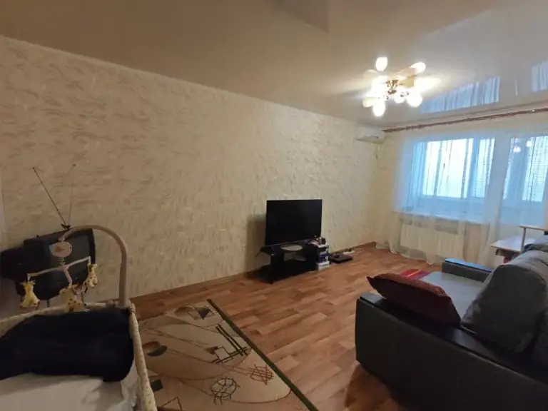 Продам крупногабаритную однокомнатную квартиру кировский район!

Стройте свое пространство с агентством недвижимости город.
Вы мечтаете - мы реализовываем💫

Микрорайон мирный - норд
Улица скляренко, дом 1

Документы готовы к сделке

📌Общая площадь квартиры 33 кв. М
📌14-Й этаж из 14.
📌Кровля не течет, собственник перекрывал крышу сам.
📌Есть технический этаж.
📌Вода круглосуточно.
📌В квартире выполнен качественный ремонт.
📌Установлены пластовые окна.
📌Большая застекленная лоджия.
📌Коммуникации поменяны.
📌Снаружи квартира утеплена

Остается полностью вся мебель и техника необходимая для комфортного проживания!
Дополнительных вложений не требует!

Насыщенная инфраструктура: детские сады; школы; продуктовые магазины; супермаркет.
Развитая транспортная развязка в любую точку города. Остановки маршрутного такси в шаговой доступности.

Стоимость 3 500 000 ₽

☎️ +79495138558 - фотография - 2