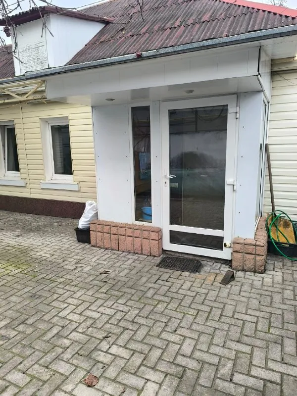 Продается дом донецк в кировском районе на улице некрасова.
Вода есть, накопительный бак насос болер.
Ключевые характеристики:
• 4 Просторные жилые комнаты
• 2 Отдельных санузла
• 2 Кухни
• Газифицированное отопление
• Жилое состояние, готово к заселению

Благоустроенная территория:
• Гараж на участке
• Хозяйственные постройки
• Специальная мангальная зона для отдыха
• Участок 6 соток

Все представленные фотографии полностью соответствуют объекту. Рассмотрим варианты торга для серьезных покупателей.5000000 мил руб торг, +79491265897, +79493247464 - фотография - 4