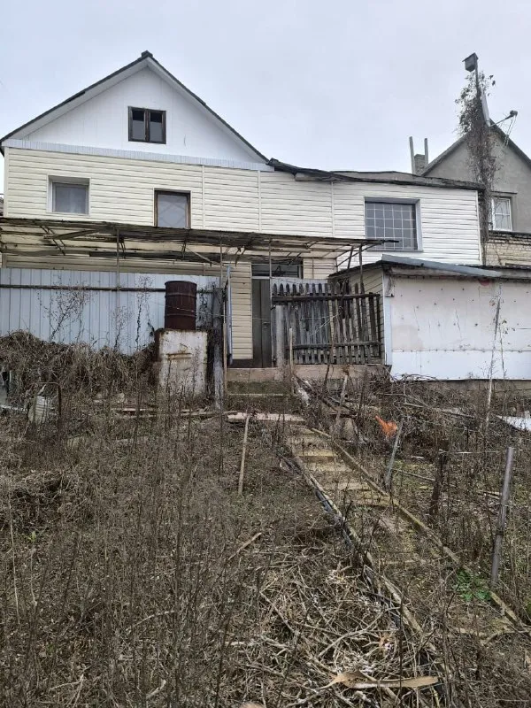 Продается дом донецк в кировском районе на улице некрасова.
Вода есть, накопительный бак насос болер.
Ключевые характеристики:
• 4 Просторные жилые комнаты
• 2 Отдельных санузла
• 2 Кухни
• Газифицированное отопление
• Жилое состояние, готово к заселению

Благоустроенная территория:
• Гараж на участке
• Хозяйственные постройки
• Специальная мангальная зона для отдыха
• Участок 6 соток

Все представленные фотографии полностью соответствуют объекту. Рассмотрим варианты торга для серьезных покупателей.5000000 мил руб торг, +79491265897, +79493247464 - фотография - 5