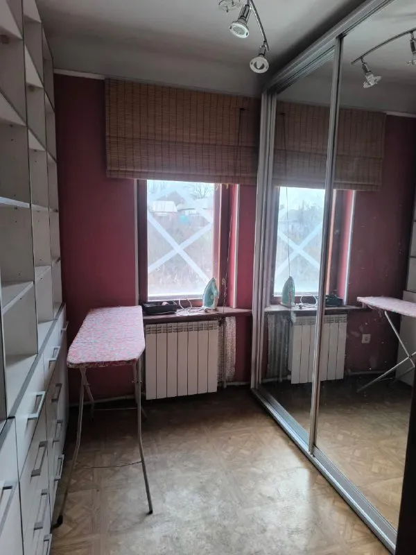Продается дом донецк в кировском районе на улице некрасова.
Вода есть, накопительный бак насос болер.
Ключевые характеристики:
• 4 Просторные жилые комнаты
• 2 Отдельных санузла
• 2 Кухни
• Газифицированное отопление
• Жилое состояние, готово к заселению

Благоустроенная территория:
• Гараж на участке
• Хозяйственные постройки
• Специальная мангальная зона для отдыха
• Участок 6 соток

Все представленные фотографии полностью соответствуют объекту. Рассмотрим варианты торга для серьезных покупателей.5000000 мил руб торг, +79491265897, +79493247464 - фотография - 8