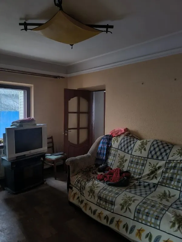 Продается дом донецк в кировском районе на улице некрасова.
Вода есть, накопительный бак насос болер.
Ключевые характеристики:
• 4 Просторные жилые комнаты
• 2 Отдельных санузла
• 2 Кухни
• Газифицированное отопление
• Жилое состояние, готово к заселению

Благоустроенная территория:
• Гараж на участке
• Хозяйственные постройки
• Специальная мангальная зона для отдыха
• Участок 6 соток

Все представленные фотографии полностью соответствуют объекту. Рассмотрим варианты торга для серьезных покупателей.5000000 мил руб торг, +79491265897, +79493247464 - фотография - 9