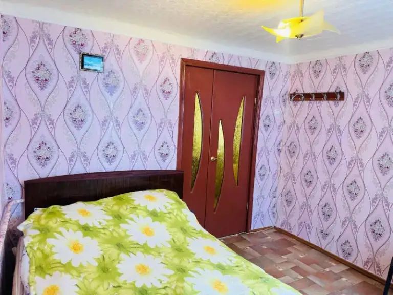 Продам частный дом 🏡

🌇Донецк, киевский район, микрорайон гладковка📌

✅Теплый, шлакоблочный дом с высокими потолками на 78 м2

⛽ Дом газифицирован - тепло экономично.
💦 Подача холодной и горячей воды четко по графику
✅ Просторный  совместный санузел
✅ 3 Отдельные спальни + уютный зал
✅ - фотография - 3
