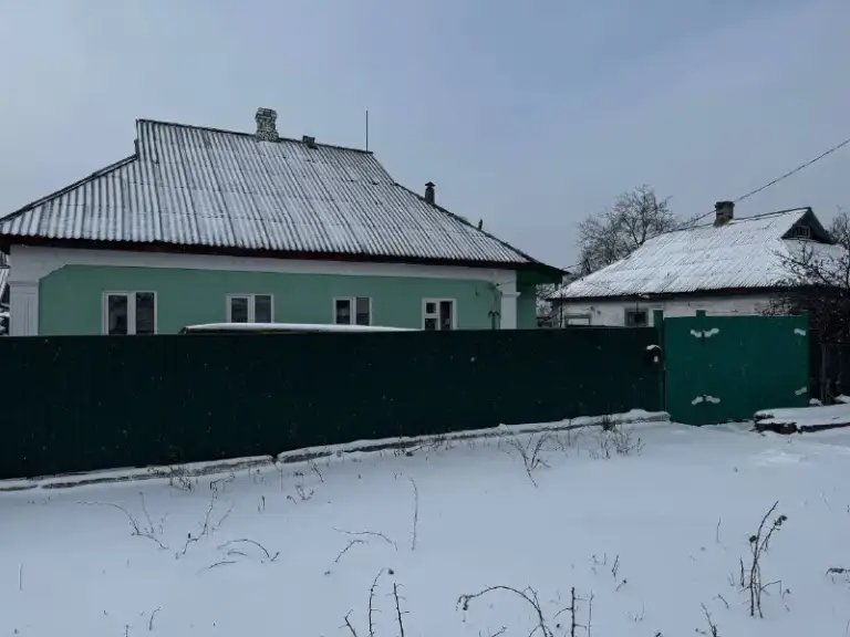 Продам дом + приватизированный участок! Красногвардейский р-н.

Стройте свое пространство с агентством недвижимости город.
Вы мечтаете - мы реализовываем💫

📪Улица червоногвардеская
Остановка городская больница №2
Документы полностью готовы к сделке
Собственник в донецке

✔️Земля 4,6 соток ( гос акт, участок прямоугольный, 28,4х16,7 )
Хоз постройки
Плодовые деревья
Ухоженные клумбы

✔️Индивидуальное отопление, газовый котел.
✔️Камин.
✔️Газ проведен.
✔️Остается все!
✔️Дом чистый, ухоженный, отапливался.
Заходи и живи!

Стоимость 4.300.000 ₽

☎️ +79495131300
☎️ +79495059339 - фотография - 2