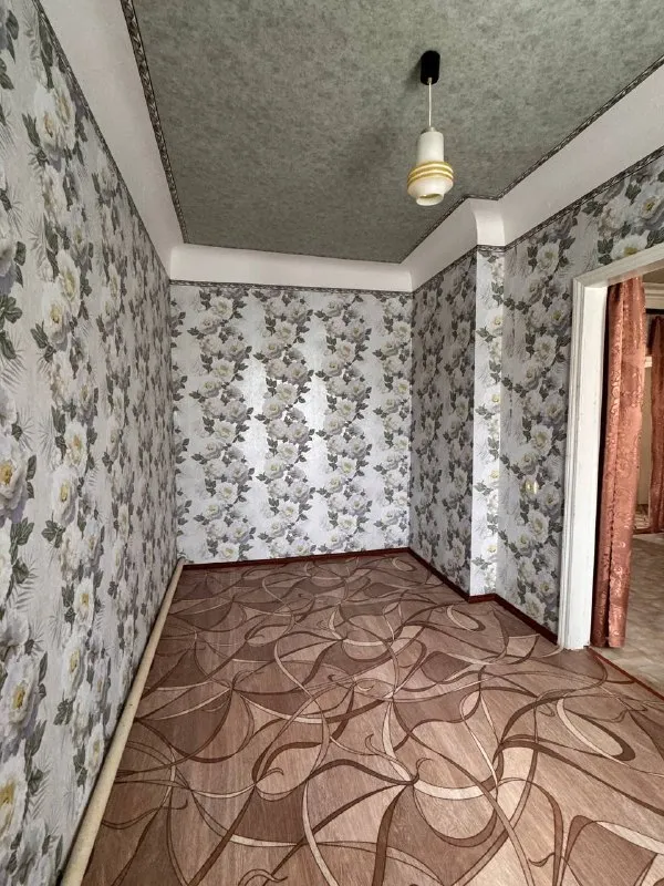 Продам дом + приватизированный участок! Красногвардейский р-н.

Стройте свое пространство с агентством недвижимости город.
Вы мечтаете - мы реализовываем💫

📪Улица червоногвардеская
Остановка городская больница №2
Документы полностью готовы к сделке
Собственник в донецке

✔️Земля 4,6 соток ( гос акт, участок прямоугольный, 28,4х16,7 )
Хоз постройки
Плодовые деревья
Ухоженные клумбы

✔️Индивидуальное отопление, газовый котел.
✔️Камин.
✔️Газ проведен.
✔️Остается все!
✔️Дом чистый, ухоженный, отапливался.
Заходи и живи!

Стоимость 4.300.000 ₽

☎️ +79495131300
☎️ +79495059339 - фотография - 3