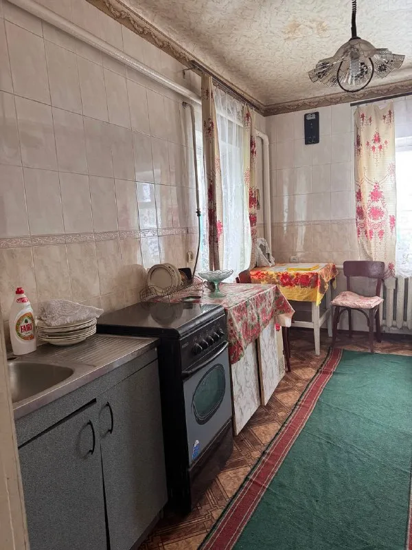 Продам дом + приватизированный участок! Красногвардейский р-н.

Стройте свое пространство с агентством недвижимости город.
Вы мечтаете - мы реализовываем💫

📪Улица червоногвардеская
Остановка городская больница №2
Документы полностью готовы к сделке
Собственник в донецке

✔️Земля 4,6 соток ( гос акт, участок прямоугольный, 28,4х16,7 )
Хоз постройки
Плодовые деревья
Ухоженные клумбы

✔️Индивидуальное отопление, газовый котел.
✔️Камин.
✔️Газ проведен.
✔️Остается все!
✔️Дом чистый, ухоженный, отапливался.
Заходи и живи!

Стоимость 4.300.000 ₽

☎️ +79495131300
☎️ +79495059339 - фотография - 6