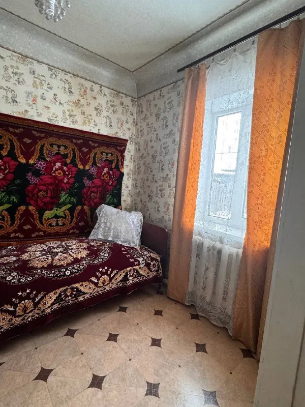 Продам дом + приватизированный участок! Красногвардейский р-н.

Стройте свое пространство с агентством недвижимости город.
Вы мечтаете - мы реализовываем💫

📪Улица червоногвардеская
Остановка городская больница №2
Документы полностью готовы к сделке
Собственник в донецке

✔️Земля 4,6 соток ( гос акт, участок прямоугольный, 28,4х16,7 )
Хоз постройки
Плодовые деревья
Ухоженные клумбы

✔️Индивидуальное отопление, газовый котел.
✔️Камин.
✔️Газ проведен.
✔️Остается все!
✔️Дом чистый, ухоженный, отапливался.
Заходи и живи!

Стоимость 4.300.000 ₽

☎️ +79495131300
☎️ +79495059339 - фотография - 8