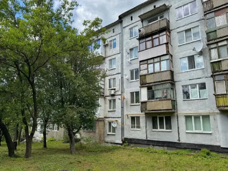 🏡Продажа 2-двухкомнатной квартиры
🏙️Город: ясиноватая днр
🗺Микрорайон зорька
• Этажность–1/5 жилого дома
• Общая площадь–41.6 м2
• Кухня–6.5 м2
• Высота потолков–2.55 м
• Квартира не угловая
• Окна пластиковые
• Санузел раздельный
• Есть своя кладовая в подвальном помещении
• Вода круглосуточно
• Рядом магазин, аптека, детский садик, школа и остановка общественного транспорта
• Документы готовы
🔥Собственник
💴Цена: 2🍋200.000 рублей
☎️+7(949) 341-88-03 Андрей
📨Подписаться - фотография - 2