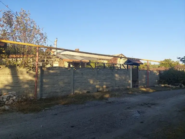 Продам домовладение
С участком земли 15 соток
🌇В донецке, кировский район, кировский бассейн кировец📌
✅Реконструировано в 2014г.
✅Два заезда с разных улиц к нашему дому
✅Дом крепкий, тёплые стены, крымский ракушняк.
✅4 Раздельные комнаты (3 спальни кухня 16 м. Хол. )
✅Два входа в дом, со двора и с сада. Два коридора, котельная,
Сан узел раздельный.
📑Внесён в росс реестр.
💰Стоимость 4 000 000 млн. ₽
Выслушаем предложения. ..
📲☎️+79494342068 Связь не всегда есть, пишите, отвечу.
С уважением - собственник
🛫Подписаться | дать объявление
📲Наш max - фотография - 1