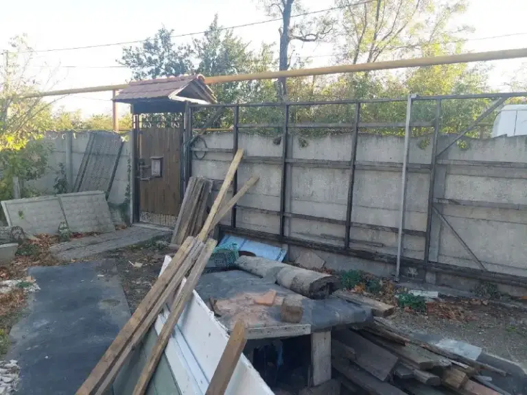 Продам домовладение
С участком земли 15 соток
🌇В донецке, кировский район, кировский бассейн кировец📌
✅Реконструировано в 2014г.
✅Два заезда с разных улиц к нашему дому
✅Дом крепкий, тёплые стены, крымский ракушняк.
✅4 Раздельные комнаты (3 спальни кухня 16 м. Хол. )
✅Два входа в дом, со двора и с сада. Два коридора, котельная,
Сан узел раздельный.
📑Внесён в росс реестр.
💰Стоимость 4 000 000 млн. ₽
Выслушаем предложения. ..
📲☎️+79494342068 Связь не всегда есть, пишите, отвечу.
С уважением - собственник
🛫Подписаться | дать объявление
📲Наш max - фотография - 7