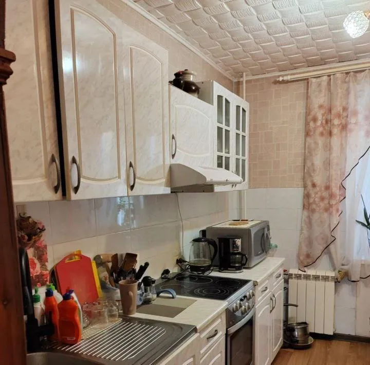 Сдается двухкомнатная квартира
На длительный срок❗️

🌇Донецк в кировском районе по ул. Кирова. 📌

✅Хорошая транспортная развязка, рядом остановки общественного транспорта, школа, магазины, аптеки.
✅Окна выходят во двор.
✅В квартире есть вся необходимая мебель и техника для проживания.
✅Сделан ремонт. Все готово для проживания - заселяйся и живи.
❄Есть кондиционер, м. .. 21000 ₽ к/у входят в цену

📲☎️+79493980975 Или пишите в тг
📲☎️+79494087634 Ярослава
Агентство недвижимости

🛫Подписаться  |  дать объявление
📲Наш max - фотография - 5