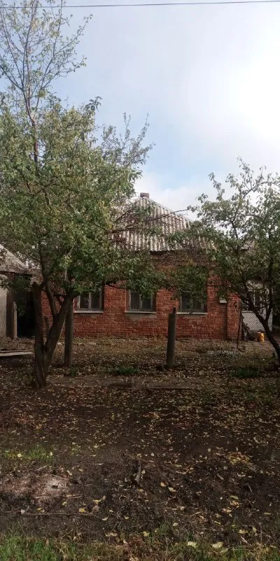 Продается газифицированный дом.
Собственник, не агенство!
Документы готовы
2 000 000 Торг
- Г. Харцызск,
- Р-н треста
- Земельный участок 5 соток (приватизирован)
- S= 70 m2.
Дом обложен кирпичом (кухня, прихожая, санузел, веранда, гостиная, зал, 2 спальни), высокие потолки, окна обычные, отопление - агв, газовая колонка, сливная яма, хозпостройки. Счетчики на свет и газ. В шаговой доступности автобусная остановка, 10 минут до автовокзала. Долгов нет, в доме никто не прописан.
☎Тел. +7 (949) 412-43-77 виталий
📞 Тел. +7 (949) 412-43-74 виктория - фотография - 2