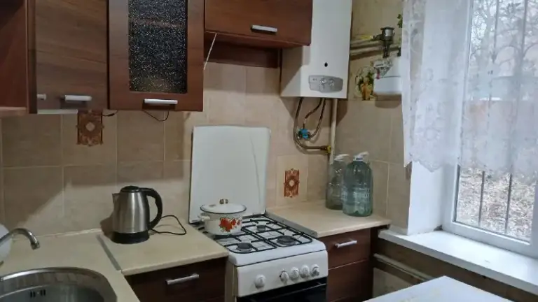 Продам 2х комн. Квартиру на пос. Победа, кировский р-н донецка (ориентир ул. Замоскворечная / памирская). 1й этаж 2х этажного дома. Жилое состояние. Мебель / техника остаются. Решетки на окнах. Рядом остановка трамвая – 5, 8, 13, парк коксохим
Цена 1 700 000руб
Ан анна +7 949 470 04 83 (феникс)
+7 949 796 89 69 (Миранда) - фотография - 5
