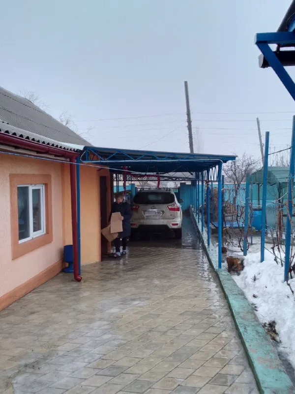 Харцызск. Собственник. Продаётся дом 90 м. Кв. На тресте ул. Артёма с мебелью и техникой. Во всех комнатах тёплый пол, кондиционеры. Своя скважина на воду. Во дворе большой навес, плитка, летний душ туалет. На территории дома свой действующий магазин, продаётся вместе с домом. Документы готовы. 10 млн. 200 тыс руб. +79494373533 - фотография - 1
