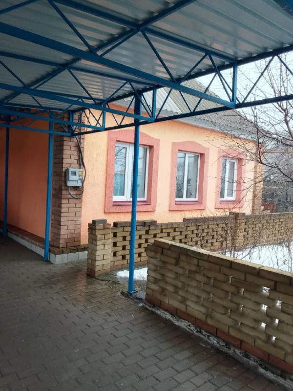 Харцызск. Собственник. Продаётся дом 90 м. Кв. На тресте ул. Артёма с мебелью и техникой. Во всех комнатах тёплый пол, кондиционеры. Своя скважина на воду. Во дворе большой навес, плитка, летний душ туалет. На территории дома свой действующий магазин, продаётся вместе с домом. Документы готовы. 10 млн. 200 тыс руб. +79494373533 - фотография - 2