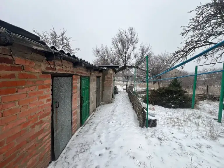 Продается капитальный дом

🌇Донецк, петровский район,
Ориентир: базарный посёлок (церковь)📌

✅126М2 + гараж
✅Дом строился для себя, качественно и с любовью! Стены дома из шлакоблока и кирпича. Дополнительно, снаружи дом полностью утеплён. Чердак и стяжка на полу в внутри дома, также утеплены (керамзитом и минеральной ватой).
✅ Пластиковые окна по периметру. На стены снаружи, так и внутри накладывалась штукатурка. Стены внутри сделаны "на совесть" (армирующая сетка, штукатурка по маякам, стартовая и финишная шпаклёвка).
✅Электрическая проводка во всем доме новая. - фотография - 1