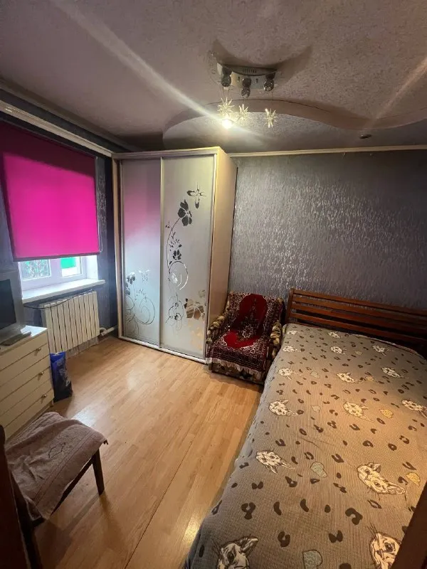 Продается капитальный дом

🌇Донецк, петровский район,
Ориентир: базарный посёлок (церковь)📌

✅126М2 + гараж
✅Дом строился для себя, качественно и с любовью! Стены дома из шлакоблока и кирпича. Дополнительно, снаружи дом полностью утеплён. Чердак и стяжка на полу в внутри дома, также утеплены (керамзитом и минеральной ватой).
✅ Пластиковые окна по периметру. На стены снаружи, так и внутри накладывалась штукатурка. Стены внутри сделаны "на совесть" (армирующая сетка, штукатурка по маякам, стартовая и финишная шпаклёвка).
✅Электрическая проводка во всем доме новая. - фотография - 4