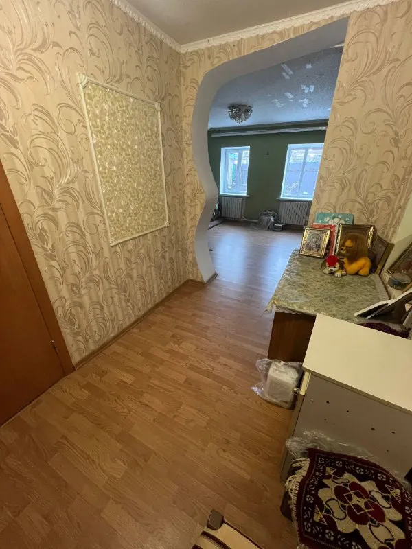 Продается капитальный дом

🌇Донецк, петровский район,
Ориентир: базарный посёлок (церковь)📌

✅126М2 + гараж
✅Дом строился для себя, качественно и с любовью! Стены дома из шлакоблока и кирпича. Дополнительно, снаружи дом полностью утеплён. Чердак и стяжка на полу в внутри дома, также утеплены (керамзитом и минеральной ватой).
✅ Пластиковые окна по периметру. На стены снаружи, так и внутри накладывалась штукатурка. Стены внутри сделаны "на совесть" (армирующая сетка, штукатурка по маякам, стартовая и финишная шпаклёвка).
✅Электрическая проводка во всем доме новая. - фотография - 5