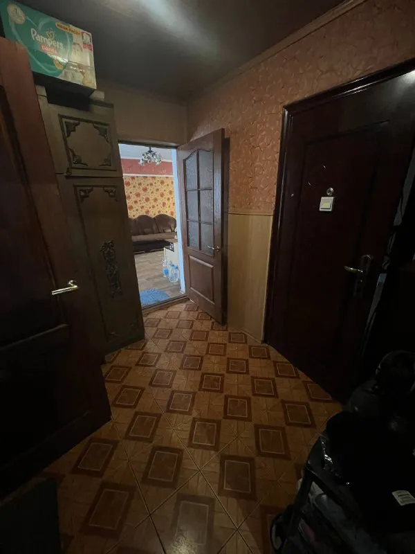 Продается капитальный дом

🌇Донецк, петровский район,
Ориентир: базарный посёлок (церковь)📌

✅126М2 + гараж
✅Дом строился для себя, качественно и с любовью! Стены дома из шлакоблока и кирпича. Дополнительно, снаружи дом полностью утеплён. Чердак и стяжка на полу в внутри дома, также утеплены (керамзитом и минеральной ватой).
✅ Пластиковые окна по периметру. На стены снаружи, так и внутри накладывалась штукатурка. Стены внутри сделаны "на совесть" (армирующая сетка, штукатурка по маякам, стартовая и финишная шпаклёвка).
✅Электрическая проводка во всем доме новая. - фотография - 6