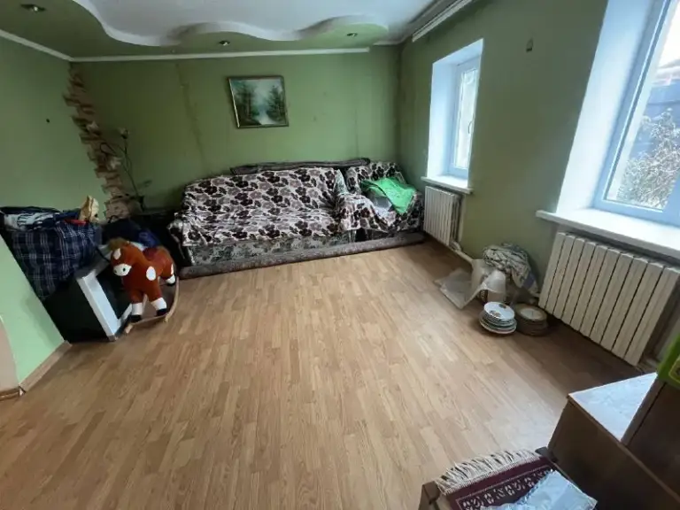 Продается капитальный дом

🌇Донецк, петровский район,
Ориентир: базарный посёлок (церковь)📌

✅126М2 + гараж
✅Дом строился для себя, качественно и с любовью! Стены дома из шлакоблока и кирпича. Дополнительно, снаружи дом полностью утеплён. Чердак и стяжка на полу в внутри дома, также утеплены (керамзитом и минеральной ватой).
✅ Пластиковые окна по периметру. На стены снаружи, так и внутри накладывалась штукатурка. Стены внутри сделаны "на совесть" (армирующая сетка, штукатурка по маякам, стартовая и финишная шпаклёвка).
✅Электрическая проводка во всем доме новая. - фотография - 7