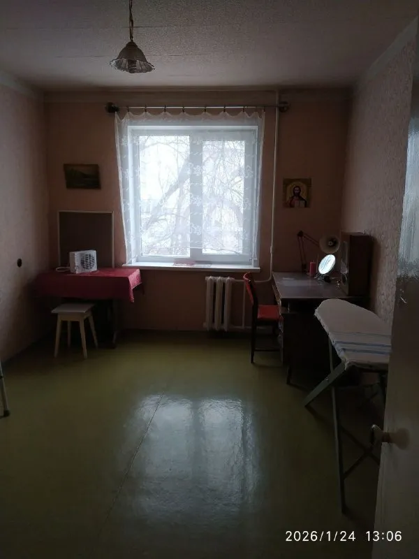 Продам 3-х комнатную квартиру
🌇Донецк, куйбышевский район, в 15 минутах ходьбы от ж/д вокзала📌
✅Общая площадь 63.1 кв
✅Распашонка, одна комната с балконом выходят во двор, остальные за дом, смотрят прямо на завод топаз и церковь.
✅Ремонт старенький, но ухоженный.
✅Пластиковые окна в 3-х комнатах.
✅Газовая плита, 2 холодильника, микроволновка, стиральная машина, телевизор. - фотография - 2