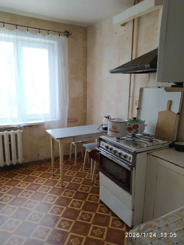 Продам 3-х комнатную квартиру
🌇Донецк, куйбышевский район, в 15 минутах ходьбы от ж/д вокзала📌
✅Общая площадь 63.1 кв
✅Распашонка, одна комната с балконом выходят во двор, остальные за дом, смотрят прямо на завод топаз и церковь.
✅Ремонт старенький, но ухоженный.
✅Пластиковые окна в 3-х комнатах.
✅Газовая плита, 2 холодильника, микроволновка, стиральная машина, телевизор. - фотография - 5