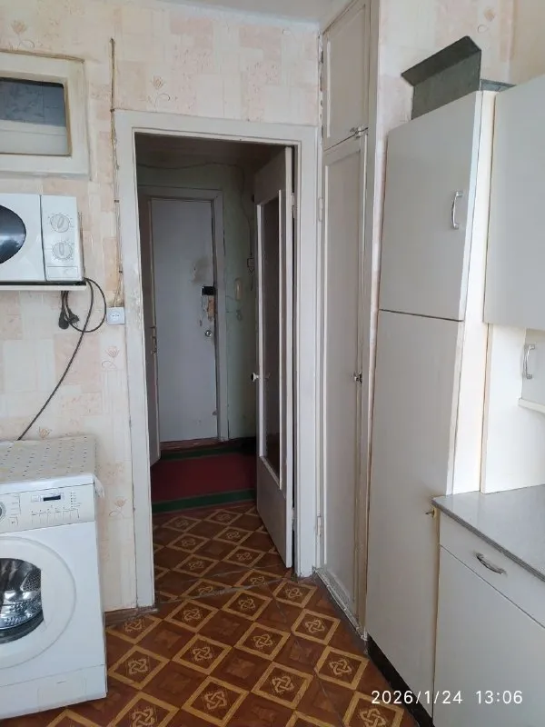 Продам 3-х комнатную квартиру
🌇Донецк, куйбышевский район, в 15 минутах ходьбы от ж/д вокзала📌
✅Общая площадь 63.1 кв
✅Распашонка, одна комната с балконом выходят во двор, остальные за дом, смотрят прямо на завод топаз и церковь.
✅Ремонт старенький, но ухоженный.
✅Пластиковые окна в 3-х комнатах.
✅Газовая плита, 2 холодильника, микроволновка, стиральная машина, телевизор. - фотография - 6