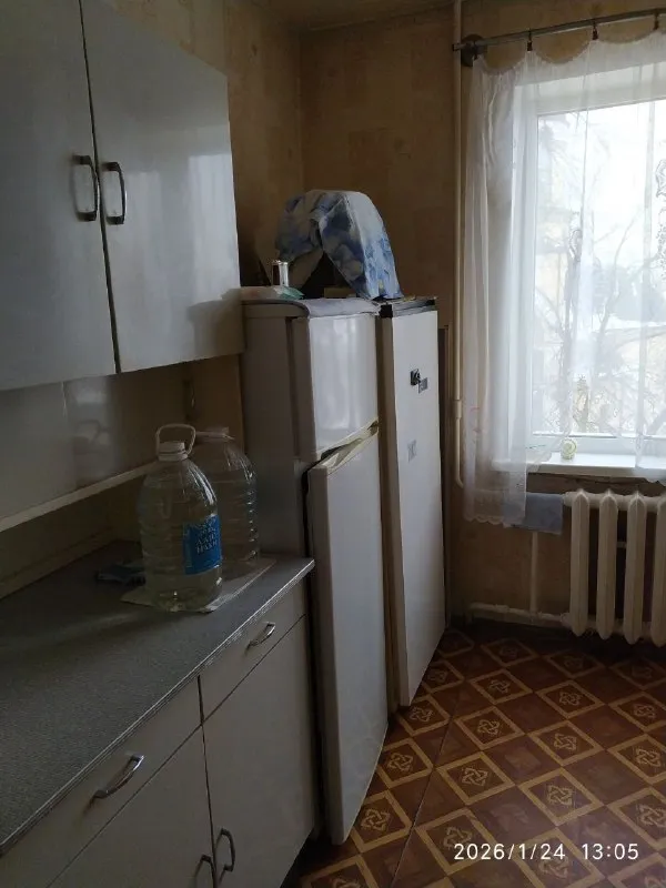Продам 3-х комнатную квартиру
🌇Донецк, куйбышевский район, в 15 минутах ходьбы от ж/д вокзала📌
✅Общая площадь 63.1 кв
✅Распашонка, одна комната с балконом выходят во двор, остальные за дом, смотрят прямо на завод топаз и церковь.
✅Ремонт старенький, но ухоженный.
✅Пластиковые окна в 3-х комнатах.
✅Газовая плита, 2 холодильника, микроволновка, стиральная машина, телевизор. - фотография - 7