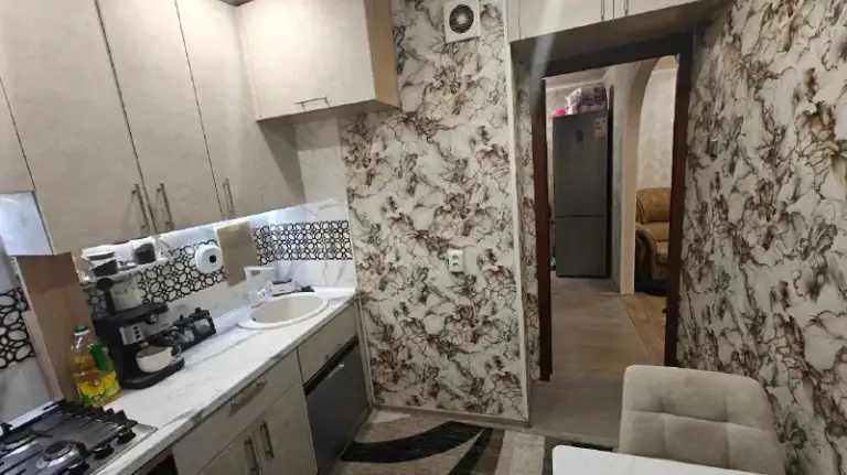 🏡Продам 3-трехкомнатную квартиру
🌇Город: донецк днр
🏙️Район: калининский
🗺Улица 50-й гвардейской дивизии, 8

• Этажность–4/5 жилого дома
• Общая площадь–60 м2

• В квартире был выполнен ремонт в 2024 году
• Заменены проводка, отопление и водоснабжение
• Установлена система умный дом (свет и техника управляется голосом)
• Вода круглосуточно, в подвале установлена автоматическая накопительная система
• Там же в подвале есть кладовка
• Квартира продаётся с мебелью и бытовой техникой, кроме стиральной машины
• Под домом есть парковочное место для автомобиля
• Вместе с квартирой продаётся капитальный гараж
• Рядом две школы и два детских садика
🔥Собственник

💴Цена: 9🍋000.000 рублей
☎️+7(949) 585-08-61

📨Подписаться - фотография - 9