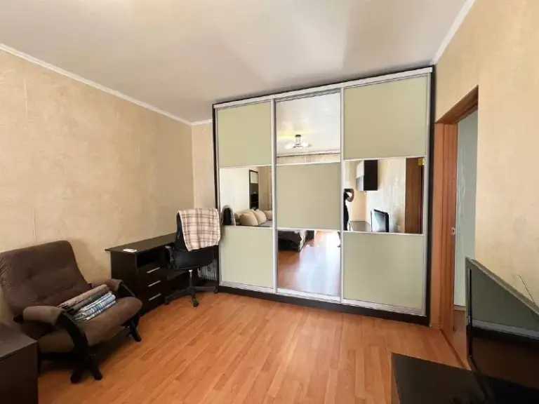 🏡Посуточно - собственник❗️
Аренда 1-однокомнатной квартиры

🌇Расположена в донецке, ориентир донецк - сити📌

✅Квартира крупногабаритная
✅Имеются другие варианты в разных районах донецка, цены от 4.500 ₽ ❤️

🐳 Вода постоянно (накопитель 750л+водонагреватель)
💼Отчётные документы!

🐶🐱🐢
🚬Курение разрешено на балконе.

💰Залог 5.000 р. , возвращается в течении дня, на карту гостя
Пишите/звоните - обязательно договоримся 🤝 6.000 рублей

📲☎️+79498523369
📲☎️+79192137781

📨Подписаться - фотография - 4