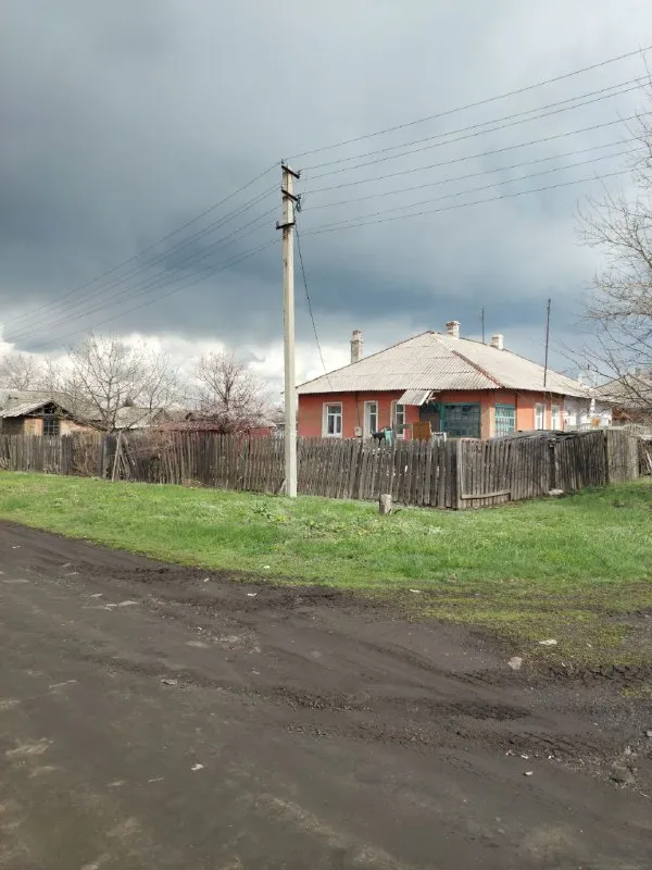 Срочно продам дом в макеевке, кировский район, "буроз".
Отличное расположение: ул. Павлова, сразу возле остановки. Садик и школа — в шаговой доступности.
✅ Площадь дома: 80 м², потолки 3 м.
✅ Планировка: 3 большие изолированные комнаты + кухня, 2 коридора.
✅ Коммуникации: туалет и ванна в доме, вода с 14:00 до 22:00.
✅ Особенности: большой сухой погреб, металлический гараж во дворе, участок 8 соток.
✅ Отопление: печное (2 печи), частично пластиковые окна.
✅ Состояние: требуется ремонт (остаются обои), частично с мебелью.
✅ Документы готовы к продаже.
Цена: 1 300 000 руб. — дом стоит этих денег!
Звоните: +7 949 382-34-18. Вышлю больше фото. - фотография - 1