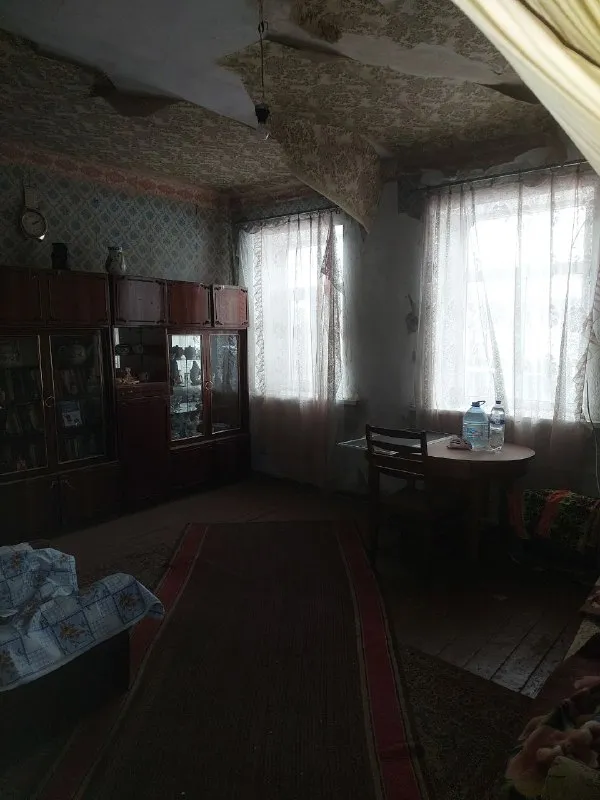 Срочно продам дом в макеевке, кировский район, "буроз".
Отличное расположение: ул. Павлова, сразу возле остановки. Садик и школа — в шаговой доступности.
✅ Площадь дома: 80 м², потолки 3 м.
✅ Планировка: 3 большие изолированные комнаты + кухня, 2 коридора.
✅ Коммуникации: туалет и ванна в доме, вода с 14:00 до 22:00.
✅ Особенности: большой сухой погреб, металлический гараж во дворе, участок 8 соток.
✅ Отопление: печное (2 печи), частично пластиковые окна.
✅ Состояние: требуется ремонт (остаются обои), частично с мебелью.
✅ Документы готовы к продаже.
Цена: 1 300 000 руб. — дом стоит этих денег!
Звоните: +7 949 382-34-18. Вышлю больше фото. - фотография - 10