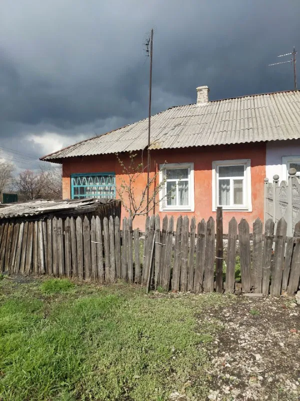 Срочно продам дом в макеевке, кировский район, "буроз".
Отличное расположение: ул. Павлова, сразу возле остановки. Садик и школа — в шаговой доступности.
✅ Площадь дома: 80 м², потолки 3 м.
✅ Планировка: 3 большие изолированные комнаты + кухня, 2 коридора.
✅ Коммуникации: туалет и ванна в доме, вода с 14:00 до 22:00.
✅ Особенности: большой сухой погреб, металлический гараж во дворе, участок 8 соток.
✅ Отопление: печное (2 печи), частично пластиковые окна.
✅ Состояние: требуется ремонт (остаются обои), частично с мебелью.
✅ Документы готовы к продаже.
Цена: 1 300 000 руб. — дом стоит этих денег!
Звоните: +7 949 382-34-18. Вышлю больше фото. - фотография - 2