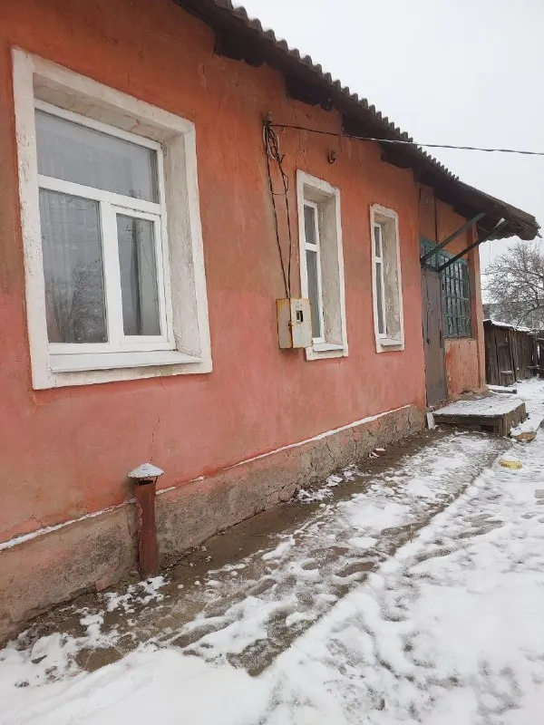 Срочно продам дом в макеевке, кировский район, "буроз".
Отличное расположение: ул. Павлова, сразу возле остановки. Садик и школа — в шаговой доступности.
✅ Площадь дома: 80 м², потолки 3 м.
✅ Планировка: 3 большие изолированные комнаты + кухня, 2 коридора.
✅ Коммуникации: туалет и ванна в доме, вода с 14:00 до 22:00.
✅ Особенности: большой сухой погреб, металлический гараж во дворе, участок 8 соток.
✅ Отопление: печное (2 печи), частично пластиковые окна.
✅ Состояние: требуется ремонт (остаются обои), частично с мебелью.
✅ Документы готовы к продаже.
Цена: 1 300 000 руб. — дом стоит этих денег!
Звоните: +7 949 382-34-18. Вышлю больше фото. - фотография - 3