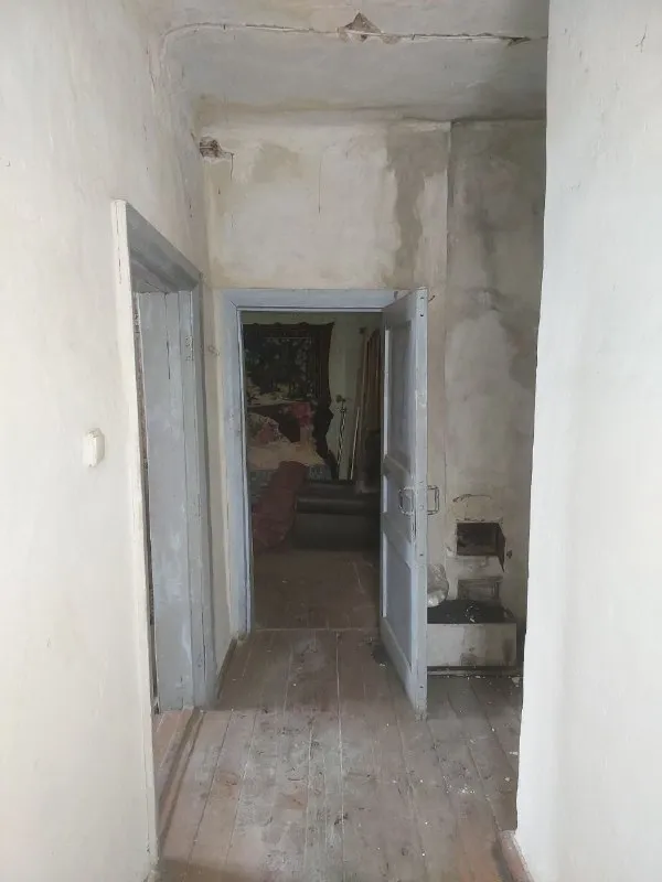 Срочно продам дом в макеевке, кировский район, "буроз".
Отличное расположение: ул. Павлова, сразу возле остановки. Садик и школа — в шаговой доступности.
✅ Площадь дома: 80 м², потолки 3 м.
✅ Планировка: 3 большие изолированные комнаты + кухня, 2 коридора.
✅ Коммуникации: туалет и ванна в доме, вода с 14:00 до 22:00.
✅ Особенности: большой сухой погреб, металлический гараж во дворе, участок 8 соток.
✅ Отопление: печное (2 печи), частично пластиковые окна.
✅ Состояние: требуется ремонт (остаются обои), частично с мебелью.
✅ Документы готовы к продаже.
Цена: 1 300 000 руб. — дом стоит этих денег!
Звоните: +7 949 382-34-18. Вышлю больше фото. - фотография - 5