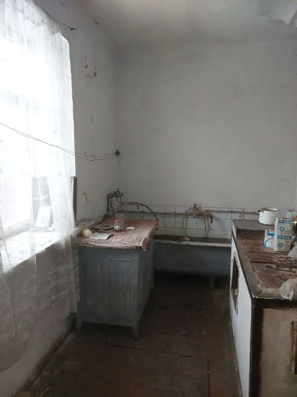 Срочно продам дом в макеевке, кировский район, "буроз".
Отличное расположение: ул. Павлова, сразу возле остановки. Садик и школа — в шаговой доступности.
✅ Площадь дома: 80 м², потолки 3 м.
✅ Планировка: 3 большие изолированные комнаты + кухня, 2 коридора.
✅ Коммуникации: туалет и ванна в доме, вода с 14:00 до 22:00.
✅ Особенности: большой сухой погреб, металлический гараж во дворе, участок 8 соток.
✅ Отопление: печное (2 печи), частично пластиковые окна.
✅ Состояние: требуется ремонт (остаются обои), частично с мебелью.
✅ Документы готовы к продаже.
Цена: 1 300 000 руб. — дом стоит этих денег!
Звоните: +7 949 382-34-18. Вышлю больше фото. - фотография - 6
