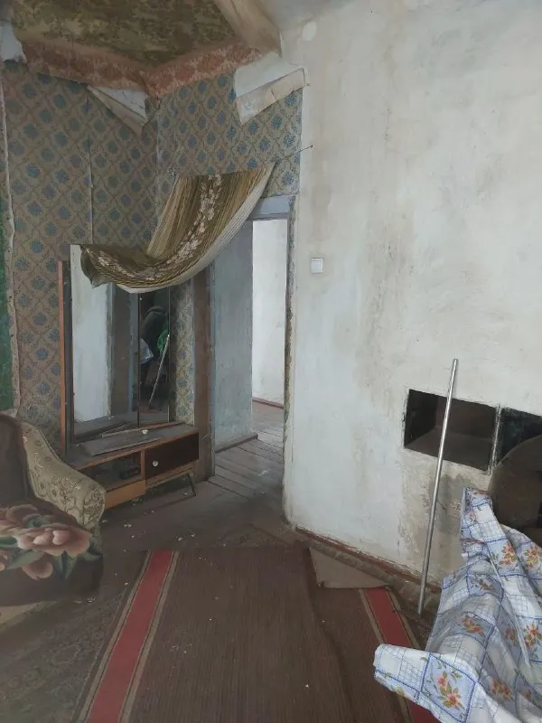 Срочно продам дом в макеевке, кировский район, "буроз".
Отличное расположение: ул. Павлова, сразу возле остановки. Садик и школа — в шаговой доступности.
✅ Площадь дома: 80 м², потолки 3 м.
✅ Планировка: 3 большие изолированные комнаты + кухня, 2 коридора.
✅ Коммуникации: туалет и ванна в доме, вода с 14:00 до 22:00.
✅ Особенности: большой сухой погреб, металлический гараж во дворе, участок 8 соток.
✅ Отопление: печное (2 печи), частично пластиковые окна.
✅ Состояние: требуется ремонт (остаются обои), частично с мебелью.
✅ Документы готовы к продаже.
Цена: 1 300 000 руб. — дом стоит этих денег!
Звоните: +7 949 382-34-18. Вышлю больше фото. - фотография - 7