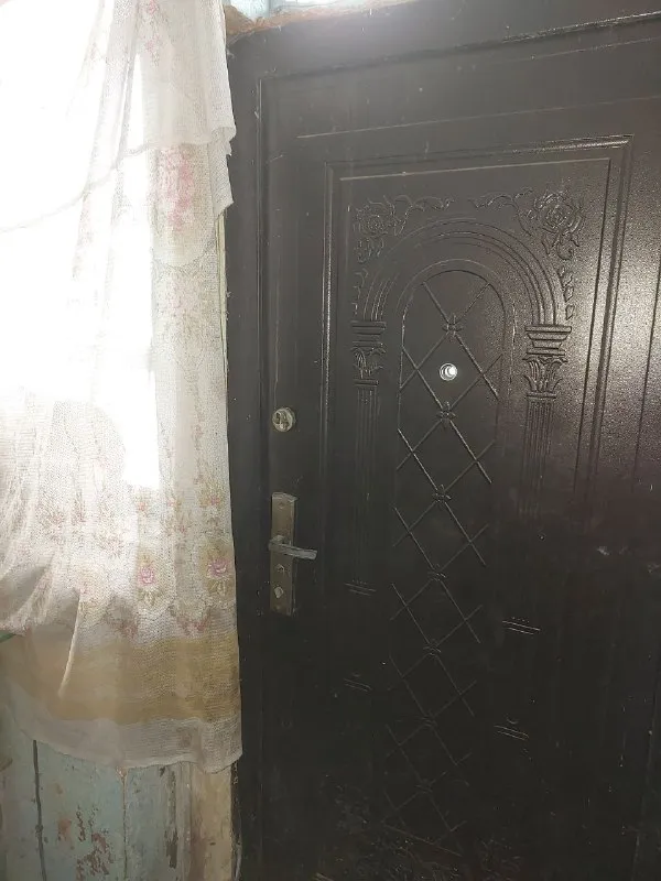 Срочно продам дом в макеевке, кировский район, "буроз".
Отличное расположение: ул. Павлова, сразу возле остановки. Садик и школа — в шаговой доступности.
✅ Площадь дома: 80 м², потолки 3 м.
✅ Планировка: 3 большие изолированные комнаты + кухня, 2 коридора.
✅ Коммуникации: туалет и ванна в доме, вода с 14:00 до 22:00.
✅ Особенности: большой сухой погреб, металлический гараж во дворе, участок 8 соток.
✅ Отопление: печное (2 печи), частично пластиковые окна.
✅ Состояние: требуется ремонт (остаются обои), частично с мебелью.
✅ Документы готовы к продаже.
Цена: 1 300 000 руб. — дом стоит этих денег!
Звоните: +7 949 382-34-18. Вышлю больше фото. - фотография - 8