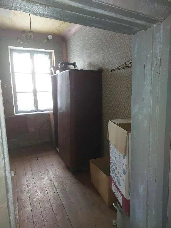Срочно продам дом в макеевке, кировский район, "буроз".
Отличное расположение: ул. Павлова, сразу возле остановки. Садик и школа — в шаговой доступности.
✅ Площадь дома: 80 м², потолки 3 м.
✅ Планировка: 3 большие изолированные комнаты + кухня, 2 коридора.
✅ Коммуникации: туалет и ванна в доме, вода с 14:00 до 22:00.
✅ Особенности: большой сухой погреб, металлический гараж во дворе, участок 8 соток.
✅ Отопление: печное (2 печи), частично пластиковые окна.
✅ Состояние: требуется ремонт (остаются обои), частично с мебелью.
✅ Документы готовы к продаже.
Цена: 1 300 000 руб. — дом стоит этих денег!
Звоните: +7 949 382-34-18. Вышлю больше фото. - фотография - 9