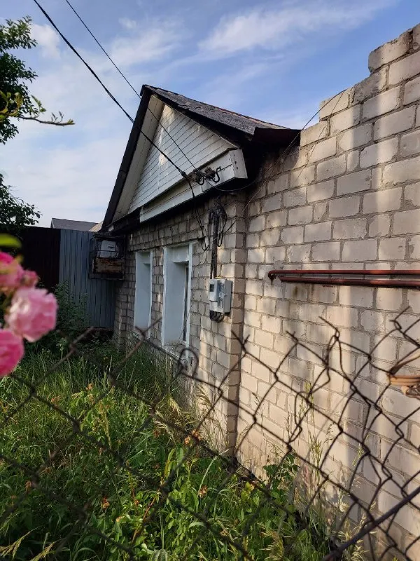 Срочная продажа дома в макеевке, центрально-городской район (центр)

Продаётся уютный газифицированный дом в самом центре города, в тихом и зелёном районе (ул. Крупской, за хмели-летели и аграрной академией). Идеальное расположение: в шаговой доступности детский сад, школа и супермаркет.

Ключевые преимущества:
✅ Новая цена: 4 500 000 рублей (снижение на 1 000 000!)
✅ Общая площадь дома: 43 м², все удобства внутри.
✅ Полностью готовые документы, без долгов и прописанных лиц.
✅ Новый газовый котёл, пластиковые окна.
✅ Отдельная газифицированная летняя кухня и собственная баня.
✅ Добротный гараж с большой смотровой ямой.
✅ Участок 7 соток с кадастровым номером, много фруктовых деревьев.

Территория ухожена, место действительно классное для комфортной жизни!

Вся детальная информация и фото — по телефону: +7 949 382-34-18
Звоните прямо сейчас! - фотография - 1